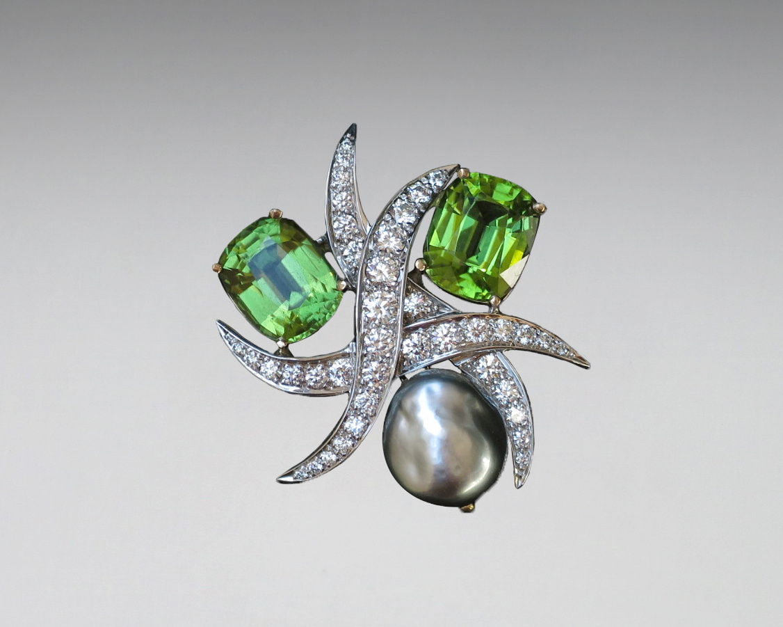 1300 Caelum Coloured Stone Brooch _ 18WG _ D=1.46ct _ TWT 16.28g